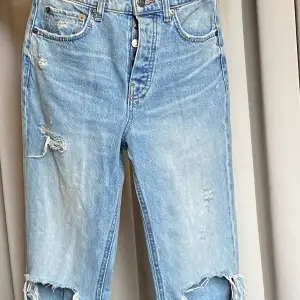 Fina jeans från ZARA i rak modell. (Fabriksgjorda) hål på knäna och skön passform. Passar tjej storlek XS/S med längd 160-170. 