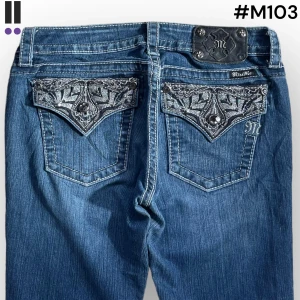 M103 lågmidjade bootcut missme jeans  - MissMe jeans i model Boot 💜 Tag 29W 💜Midja (rakt över) 39cm 💜 Innerben 81cm 💜 Ytterben 103cm 💜 Benöppning 22cm 💜 Saknar stenar, nedgågna & saknar en plupp på tag 💜Våra mått blir W=30, L=31 💜 Men jämför alltid måtten💜