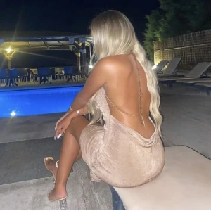 Klänning - Så vacker klänning som tyvärr inte passade mig. Väldigt fint skick. Lånade bilder!🫶🏻