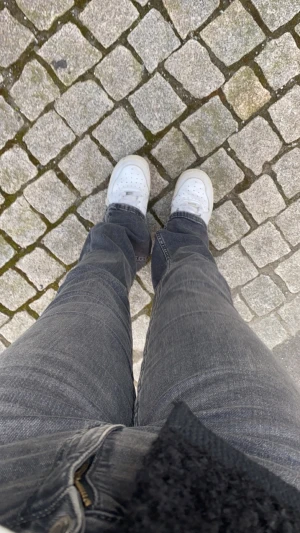 Bootcut jeans  - Säljer dessa jeans från Young gina! Endast använda en gång och dom ser slitna ut längst ner men dom ska vara så⭐️🙌🏼str 164 och jag är 157 lång och är lite för långa för mig så passar nog 160🫶🏻NY PRIS 300! mitt pris 250+frakt! 