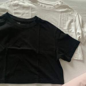 Vit/svart croppad t shirt. Köp båda eller bara 1 ❤️ skriv för frågor/bilder!