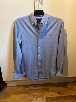 Skjorta - Skick 9/10, inga fläckar. Säljes p.g.a den är för liten för mig.