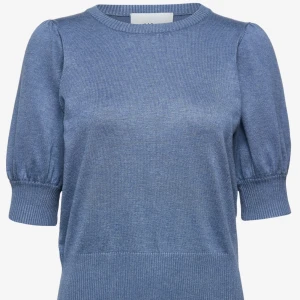 Gullig blå tröja💙 - Säljer denna super söta tröjan. Super fint skick då den knappast är andvänd. Väldigt fin färg som passar till det mesta. Priset går att diskutera vid snabb affär. Hör av dig vid fler bilder eller frågor!💙