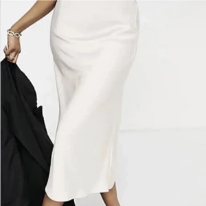 Satin kjol - Säljer min satin kjol. (Lånade bilder) oanvänd. 