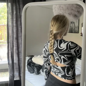 Topp - Långärmad tunn topp med öppen rygg, fint mönster på. Perfekt för högtider så som nyår, köpt på Gina Young och aldrig använts. Strl 158/164 och passar bra på xs/s. 80kr plus frakt 