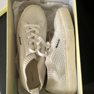 sneakers gant - sneakers från gant i bra skick! finns några fläckar på sulorna men det borde inte vara några problem att rengöra. nypris 1299, box medföljer🤍 (säljer 2 par i olika skick!)