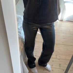 Skinnbyxor  - Säljer dessa så coola skinnbyxor från BikBok, dom är högmidjade i storleken men det syns inte om du har en längre tröja som jag. Storlek 34 och sitter perfekt på mig som är 165. Knappt använda!!💓💓 