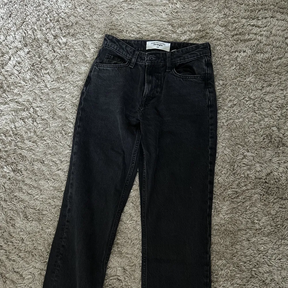 Svarta/mörkgrå jeans från HM. Rak, midwaist. Säljer pga för små. Jeans & Byxor.