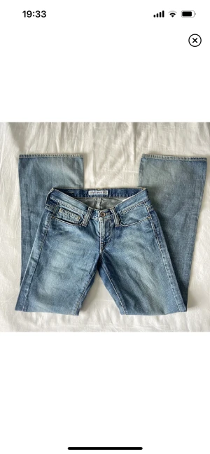 Fornarina jeans - Säljer dessa supersnygga Fornarina jeans som jag köpt här på Plick, men var tyvärr för små. Väldigt bra skick utan defekter. 💕Midjemått rakt över: 33 cm  Innerbenslängd: 75 cm (lånade bilder)