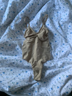 Skims body  - Beige body från skims, nyskick. Nypris runt 900. Tycker själv att den är liten i storlek 
