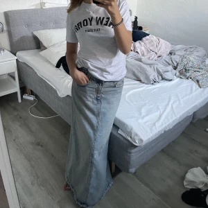 Maxi jeanskjol - Säljer denna jeanskjolen! Jag är runt 165 och den går ner i marken på mig