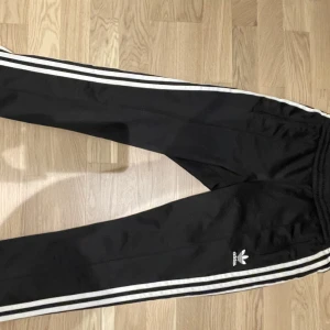 Wct dambyxa från adidas Small - Storlek s Wct byxa för tjejer Lätt utsvängda ben Dragkedja vid benslut  Fickor vid sidorna  Djur och rökfri hem  Se gärna mina övriga annonser 