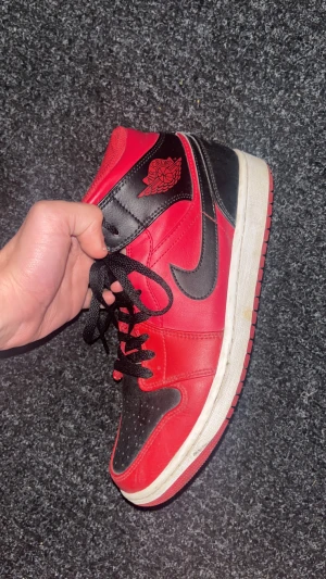 Air Jordan 1 - Jag tyckte skorna var snygga så jag köpte dem från foot locker men byter stil.