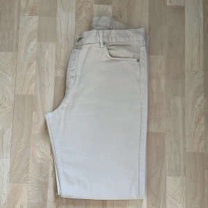 Beigea vida jeans - Märke: Sweet Sktbs Storlek: 36 (M/L) Skick: Oanvänd 