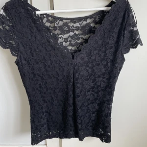 Vart blus  - Säljer min svarta blus!jätte fin och öppen i ryggen 🫶🏻