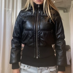 Svart pufferjacket - Storlek S/M, vintage