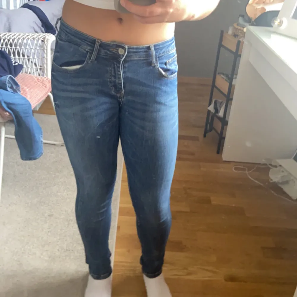 jag säljer dessa lowrise jeans i storlek 34! jag har slutat använda dessa o väljer istället att försöka hitta nån annan som skulle vara intresserad av dem!. Jeans & Byxor.