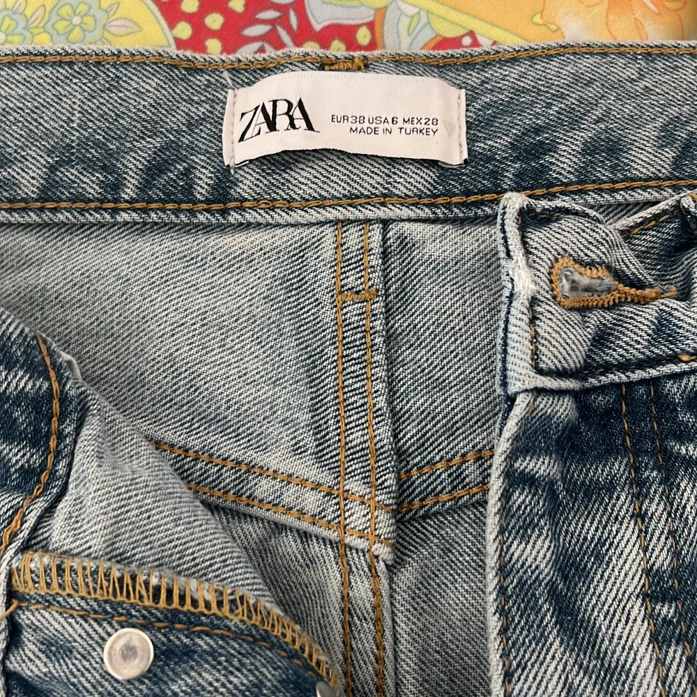 Oanvänd jeans från Zara och storleken är 38. . Jeans & Byxor.