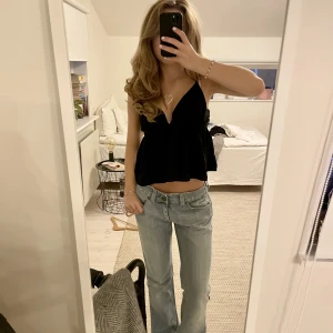 Svart topp - Säljer denna svarta toppen från bikbok i storlek xs