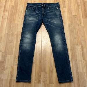 Replay jeans, perfekt skick och oanvända.  Waist 33 Length 32