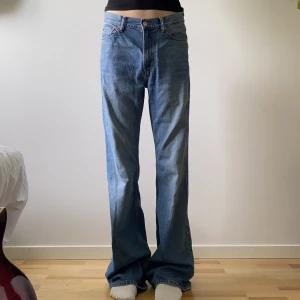 Bootcut jeans - Säljer mina bootcut weekday jeans inköpta för ca 2 år sen för 600. Sparsamt använda och i bra skick förutom en liten slitning längst ner på ena benet (skriv för bild/fler bilder)💖