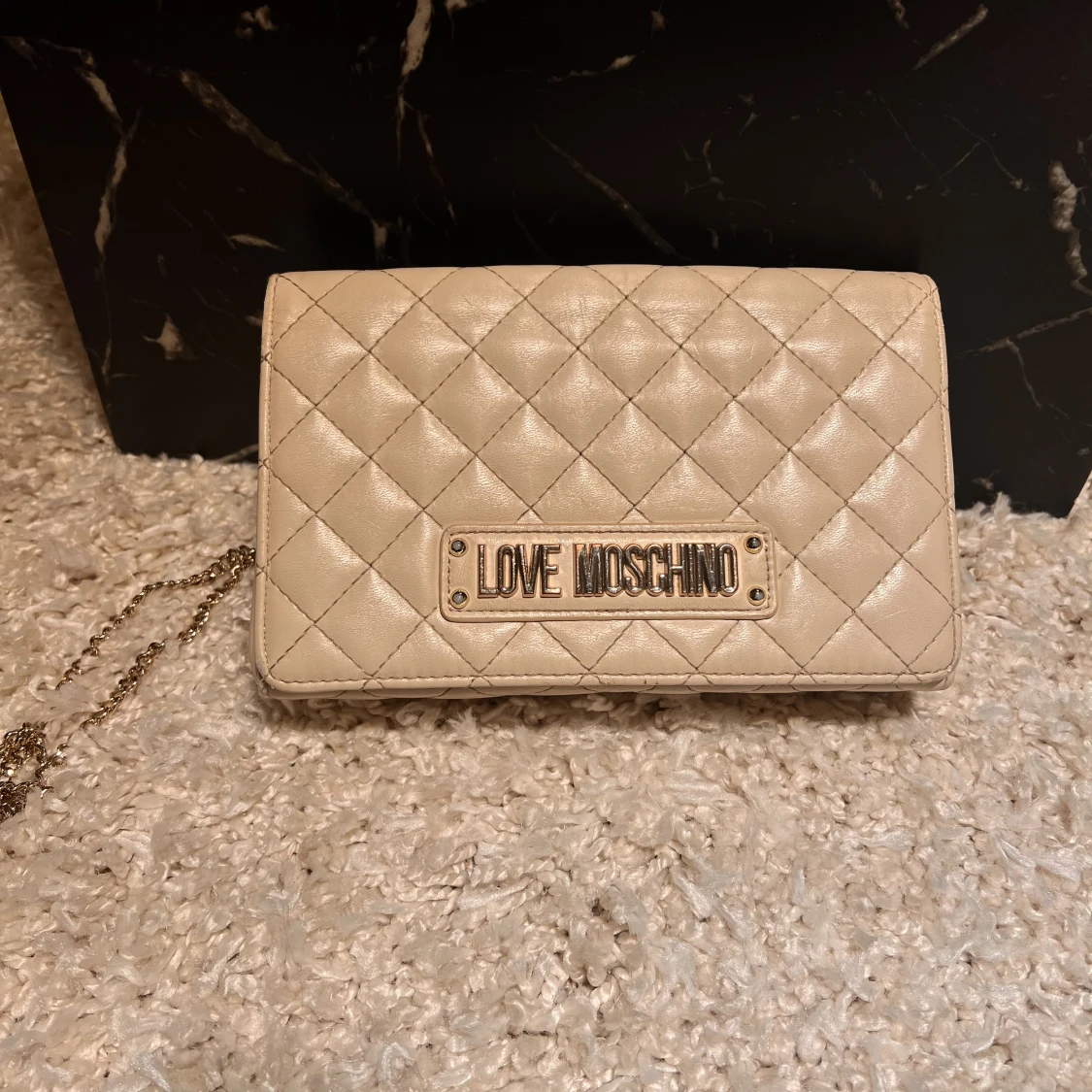 Krämvit moschino väska