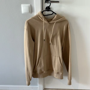 Hoodie - Stor flyttstädning Alla plagg i storlek S-M och passar ca 1.70-185cm samt 70-83kg  Finns i Uppsala