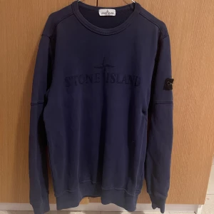Stone island crewneck - Stone Island tröja med fin mörkblå färg och skönt material. Storlek Junior, dvs den största barnstorleken, men funkar för S och M i vuxenstorlek. Köpt för 2199kr men säljer för 650kr.