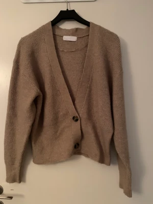 Brun stickad tröja  - Bra skick aldog använd har haft den i ett år 