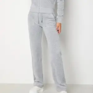 Ett juicy couture set i grå som är i perfekta skick. Byter mot ett set i st xs💞 tröjan är i xs och byxorna xxs