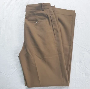 Bruna kostymbyxor  - Bruna kostymbyxor i gott skick. Kan skicka fler bilder och tänka mig sänka priset. Hör av dig vid intresse!