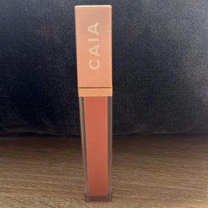 Liquid lipstick - Säljer denna läpp produkten från Caia. Använd 1 - 3 gånger. Tvättar aplikatorn 