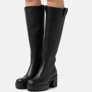 Boots - Hejhej!💖 Säljer mina platåstövlar från Monki✨det är helt och hållet veganskt läder! förslutning: dragkedja. Klackhöjd: 7cm Nypris: 579 
