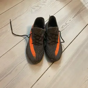 Adidas yeezy skor Size 43  Nyskick multi färger 