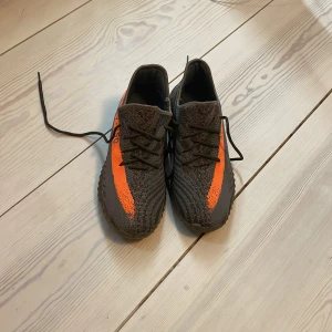 Adidas yeezy skor  - Adidas yeezy skor Size 43  Nyskick multi färger 