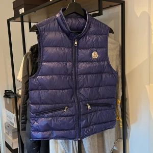 Moncler Gui Väst - Äldre moncler gui väst i kanon skick, 9/10. Väldigt fin för sin ålder, inga defekter. Storlek 1 passar S, nypris 7200 mitt pris 2900! Bara att skriva vid frågor eller funderingar! :)
