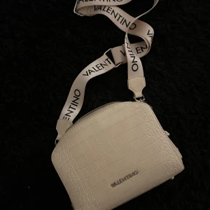 Valentino väska - Jätte snygg valentino väska, färgen är ”äggbiege”  som nytt skick 🤍