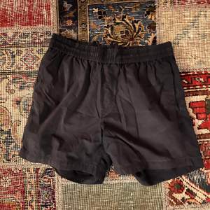 Eleganta marinblåa shorts från COS. En stabil och stilren design i storlek medium. Idealisk för sommarens alla tillfällen.