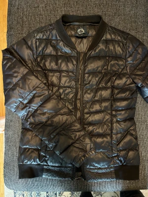 Höst/vår-jacka - Svart höst/vår-jacka från Only, strl S. Använd men i bra skick. 