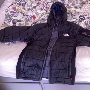 North face jacka - Tunn northface bra mot regn o vind köpte för 2500 säljer för 1000