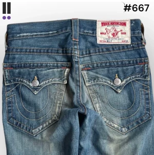 Ture religion jeans - (Första två bilder är låndade från dem jag köpte från) äkta true religion jeans! Mått: midja-39cm tvärs över, innerbenslängd-70cm, ytterbenslängd-100cm❣️