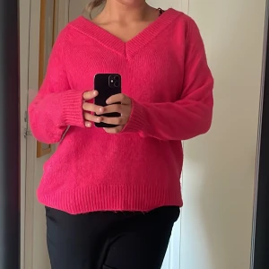 Mysig stickad tröja - Säljer denna stickade tröjan i en så fin rosa färg, den sticks inte och är inte heller nopprig. Bra skick.