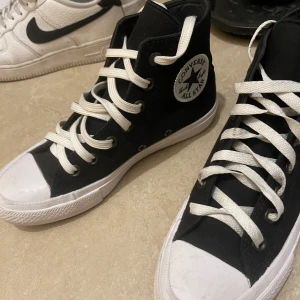 Converse  - Ett par converses i storlek 37. I bra skick förutom att skosnörena är smutsiga. 