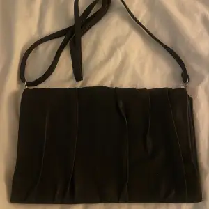 En super fin handväska från Gina tricot, den är mellan stor och innehåller 3 fack, (se bild 2)💗