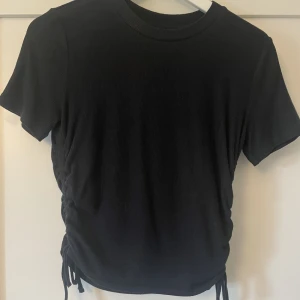 Tröja - Säljer denna sjukt sköna tröjan i storlek S🤍 Köpt för 199, men säljer för 79