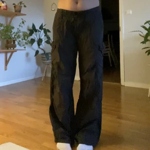 Cargopants! - Köpte dessa Cargo brallor på pull&bear i spanien! Jag är 170cm lång! dom är Bruna (syns knappt på bilderna) 🩵