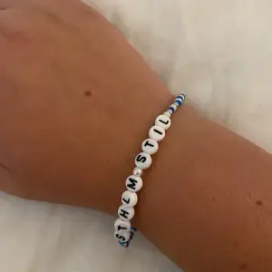 Säljer detta fina blå/vita/silvriga armbandet med text  ”Sthlm stil” aldrig använt