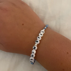 Fint armband - Säljer detta fina blå/vita/silvriga armbandet med text  ”Sthlm stil” aldrig använt