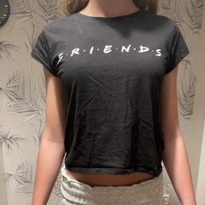 Kort svart friends t-shirt. Köpt i Australien, storlek s. Tjockt material använd fåtal gånger.