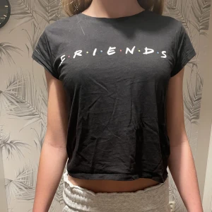 kort svart friends T-shirt - Kort svart friends t-shirt. Köpt i Australien, storlek s. Tjockt material använd fåtal gånger.